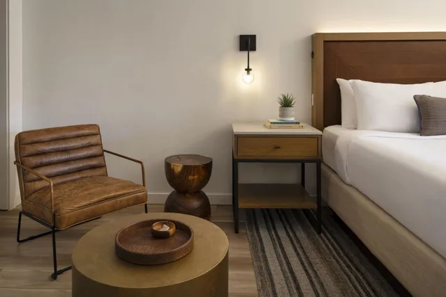 Guest Room, King Bed, Sunset Side, Low Floor، Sky Rock Sedona, a Tribute Portfolio Hotel 4/6