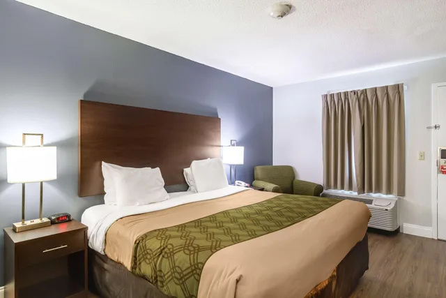 غرفة بسرير كينج، SureStay Hotel by Best Western Brunswick 2/3