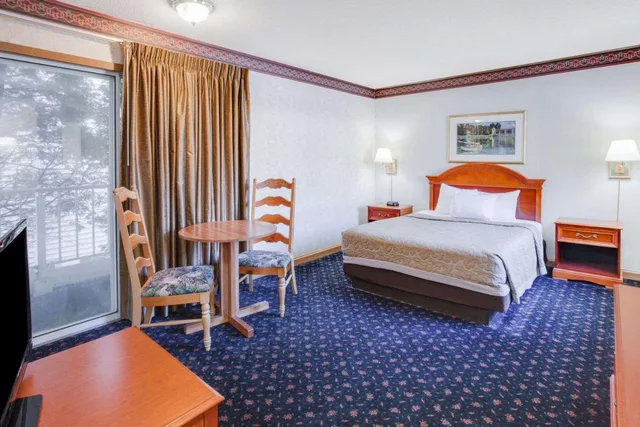 Superior, King Bed, Lake Front، Super 8 by Wyndham Mackinaw City/Beachfront Area 4/5