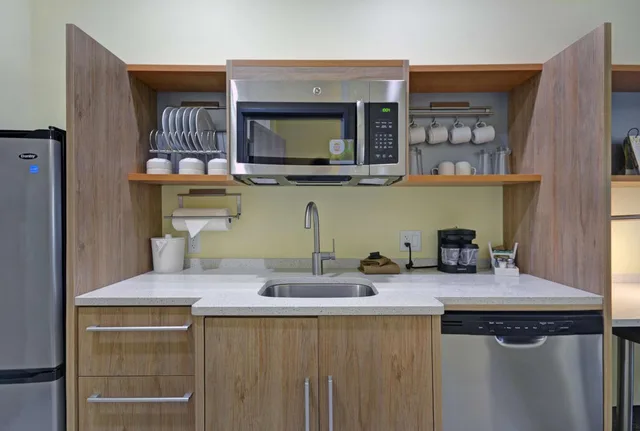 جناح بسريرين كوين بغرفة نوم واحدة مع أريكة، Home2 Suites By Hilton Dallas Desoto 3/5