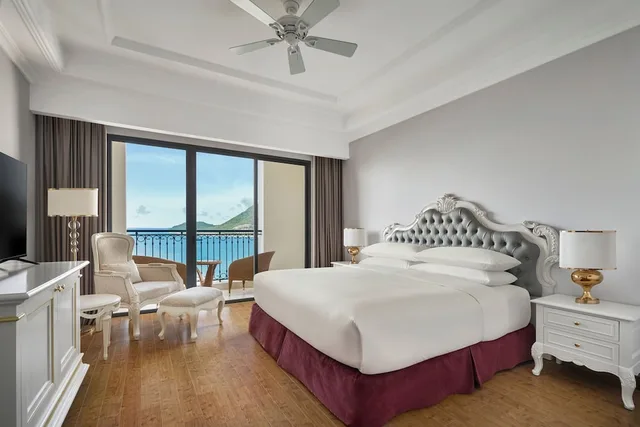 غرفة ديلوكس بسرير كينج بإطلالة على الحديقة بشرفة، Nha Trang Marriott Resort & Spa Hon Tre Island 2/4