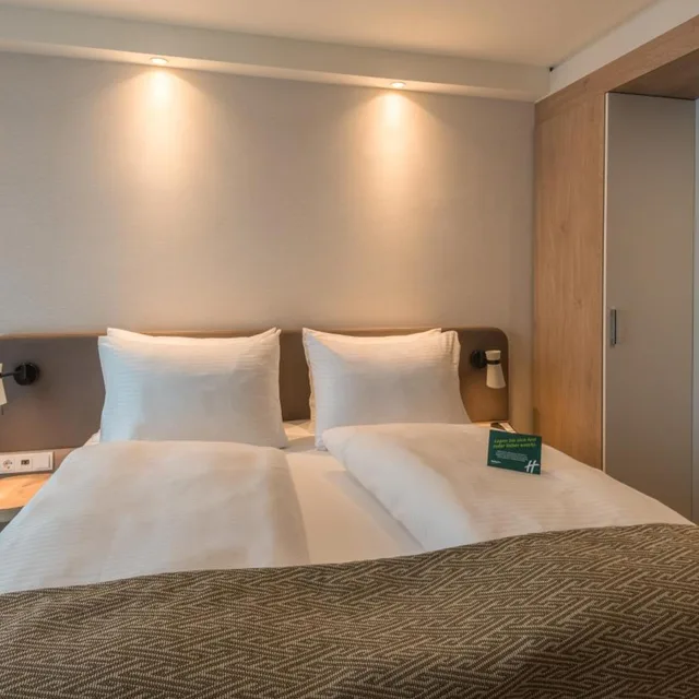 غرفة قياسية بسرير كينج وسرير كوين، Holiday Inn Hamburg Berliner Tor 1/10