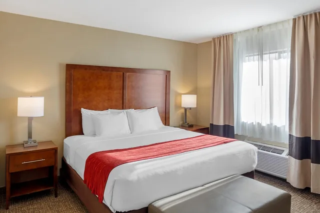 جناح بسرير كينج بغرفتي نوم لذوي الإعاقة، Comfort Inn & Suites Rocklin - Roseville 2/2