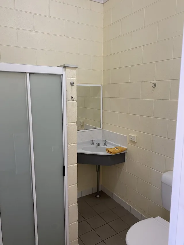 غرفة عائلية بسرير كوين وسريرين منفصلين، CENTRAL POINT MOTEL 3/3