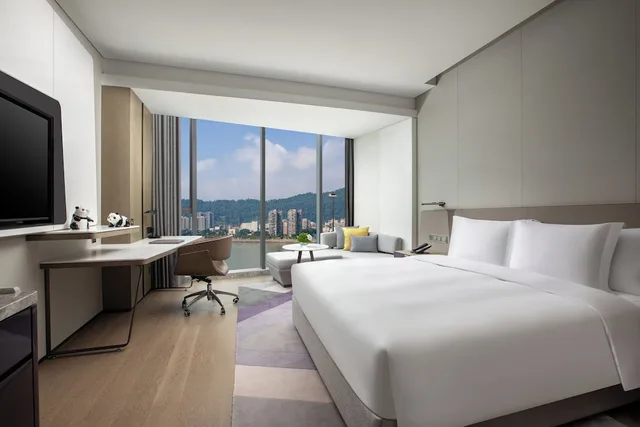 غرفة قياسية بسرير كينج بإطلالة على النهر، Crowne Plaza Yaan by IHG 2/3