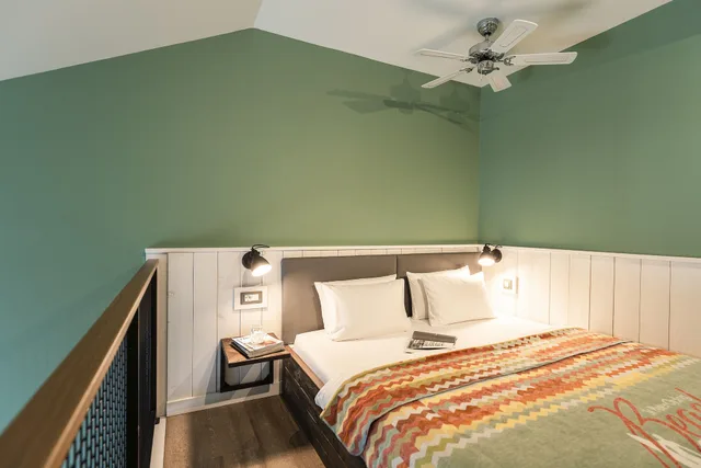 لوفت بسرير كوين بشرفة مع أريكة، Beach Motel Spo 1/2
