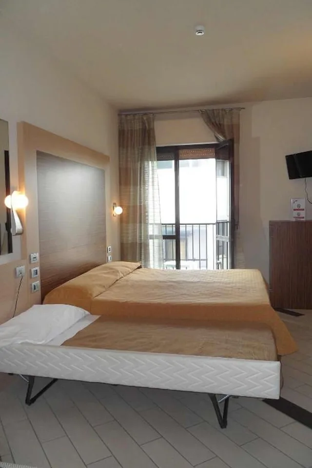 غرفة ثلاثية بإطلالة على البحر، HOTEL EDEN 1/2