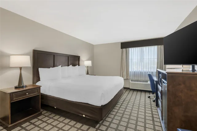 غرفة بسرير كينج، Best Western North Bryant Inn 4/10