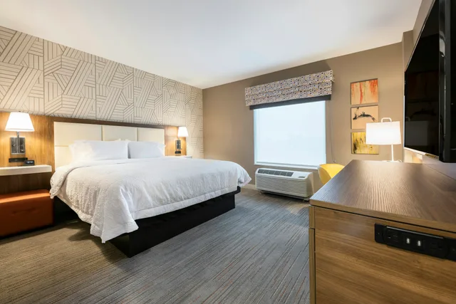 غرفة بسرير كينج لذوي الإعاقة، Hampton Inn and Suites Charlottetown 1/3