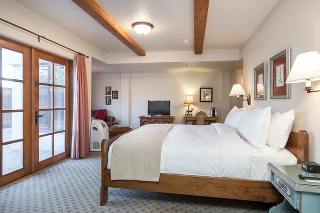 غرفة بسرير كينج لذوي الإعاقة، Goldener Hirsch, Auberge Resorts Collection 1/2