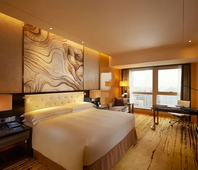 غرفة ديلوكس بسرير كينج في طابق مرتفع، Hilton Zhengzhou 1/2