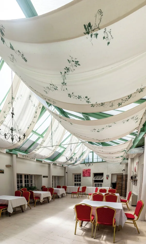 HOTEL LE RELAIS FLEURI، أوكسار 4/50