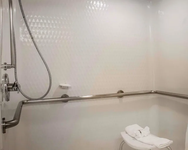 غرفة بسرير كوين بحوض استحمام لذوي الإعاقة، Sleep Inn Sea Tac Airport 9/10