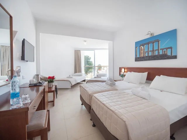 غرفة قياسية بسرير مزدوج بإطلالة على المسبح بشرفة، Avlida Hotel 1/6