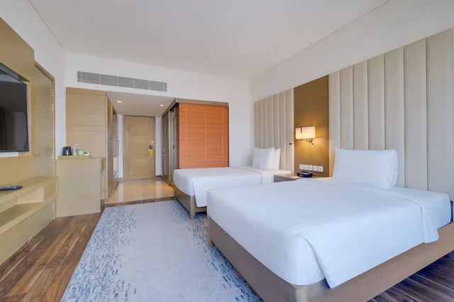 Room, Multiple Beds، Courtyard By Marriott Gurugram Downtown 3/5