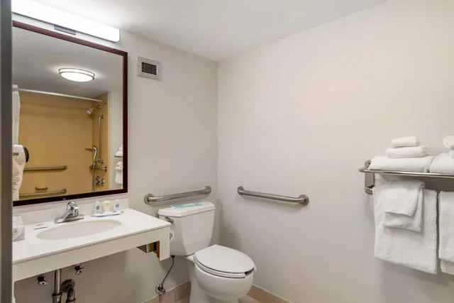 غرفة بسرير مزدوج، Comfort Inn & Suites Watertown - 1000 Islands 6/6