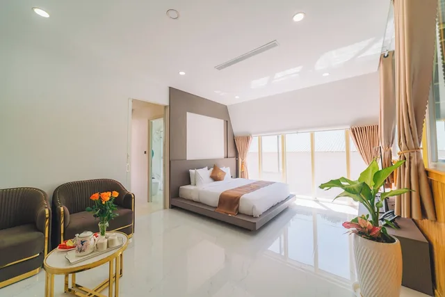 غرفة بريميوم عائلية بسرير كينج بإطلالة على المسبح، Quy Tai Premium Hotel 2/3