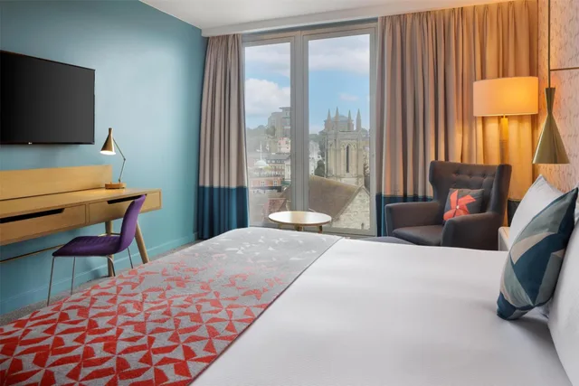 غرفة متصلة عائلية بسرير كينج وسريرين منفصلين، Hilton Bournemouth 7/10