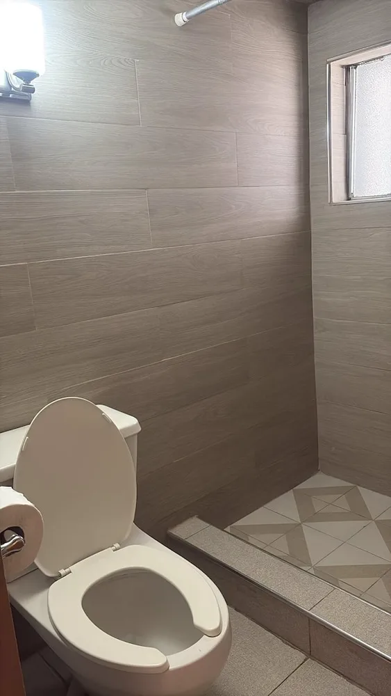 غرفة قياسية بسرير مزدوج وسرير فردي، Hotel Flamingo Juarez 9/9