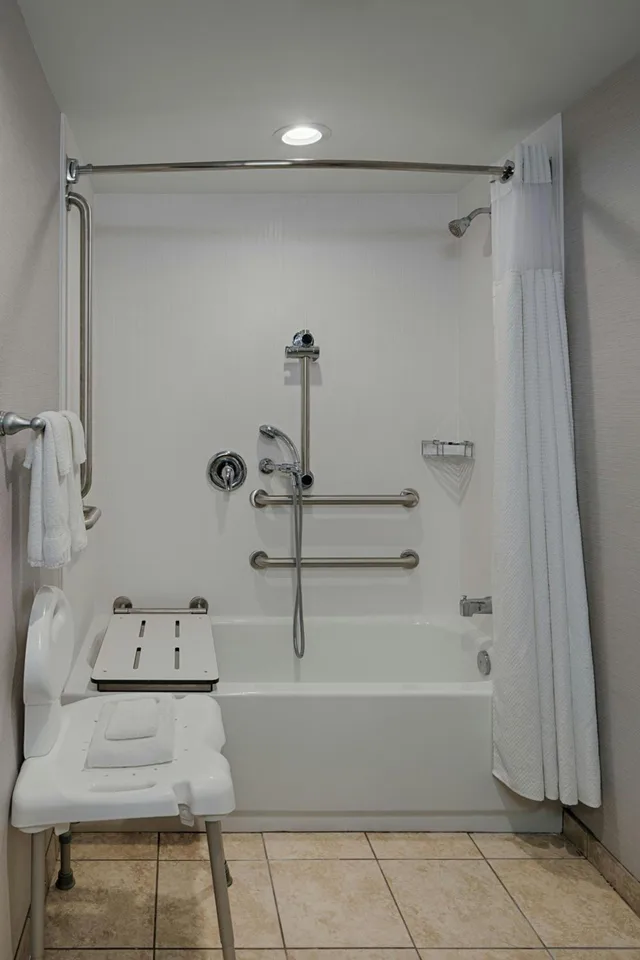 جناح بسرير كينج بغرفة نوم واحدة بغرفتين مع أريكة، Courtyard By Marriott Springfield Downtown 4/5