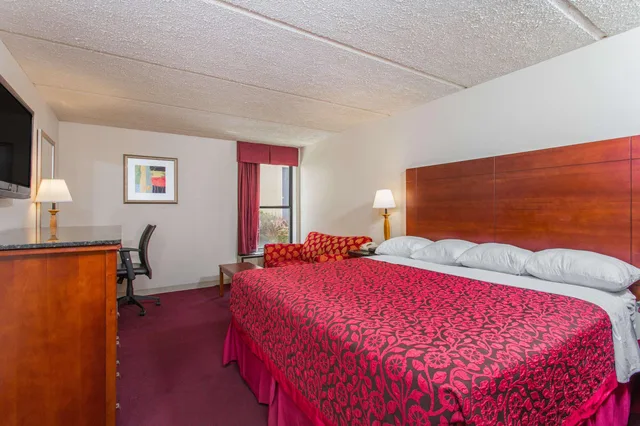 غرفة بسرير كينج، Rodeway Inn High Point/Archdale 1/2