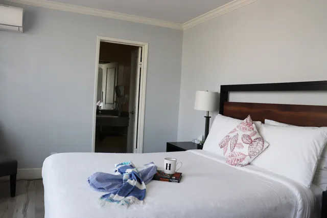 غرفة قياسية بسرير كوين، Hometel Suites 4/10