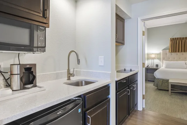 Suite, King Bed, Bay View, Sofa, Kitchenette، Cherry Tree Inn & Suites 4/5