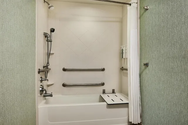 جناح استوديو بسرير كينج مع أريكة بحوض استحمام لذوي الإعاقة، Hampton Inn & Suites Destin 4/5