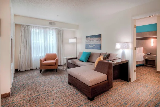 جناح تنفيذي بسرير كينج بغرفة نوم واحدة مع أريكة، Residence Inn Wilmington Landfall 2/3