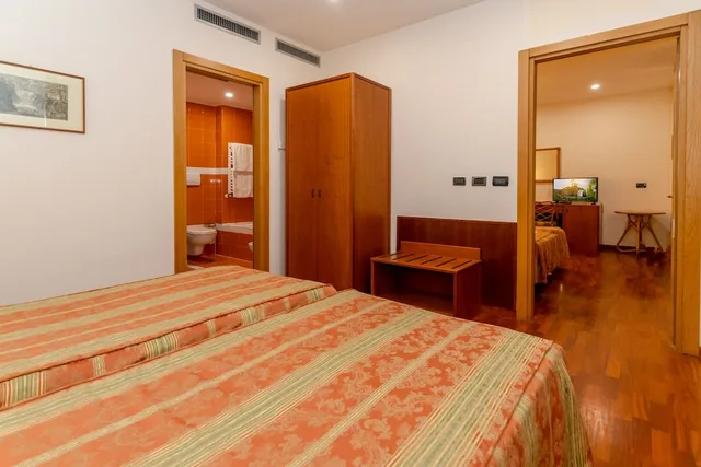 غرفة رباعية بسرير مزدوج وسريرين منفصلين، Hotel Tivoli 2/8