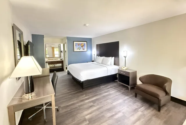 غرفة بسرير كينج لذوي الإعاقة، Baymont by Wyndham Tallahassee 2/4