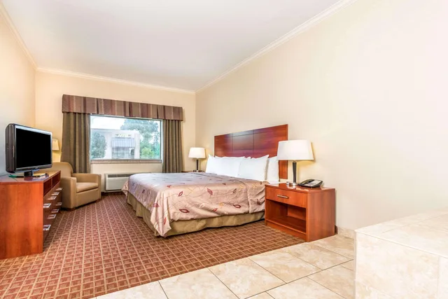 جناح بسرير كينج، Ramada By Wyndham College Station 1/3