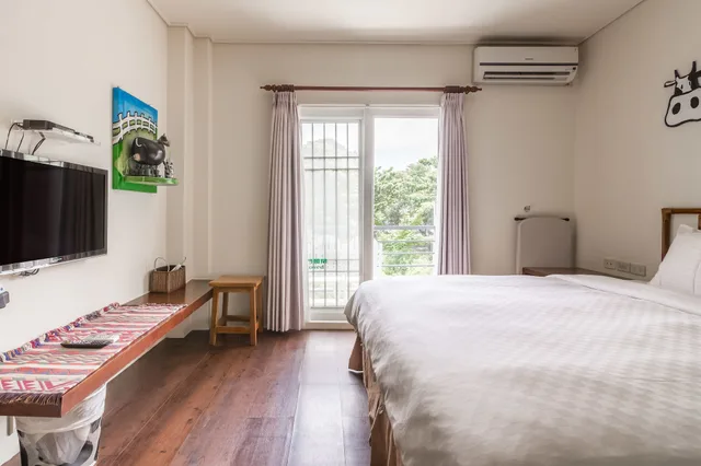 غرفة بسرير كوين بإطلالة على الجبل بشرفة، Kenting Fairyland & Farm Guest House 2/10