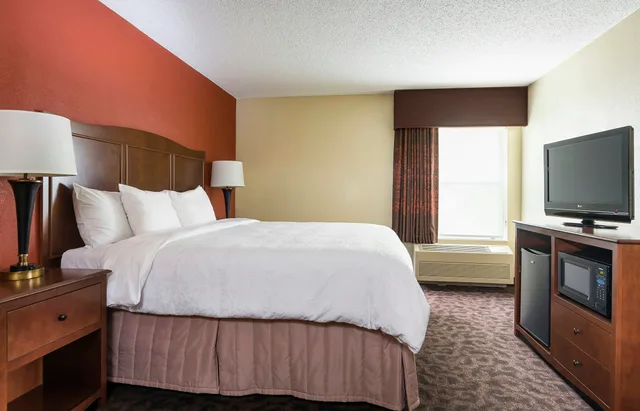 Study, King Bed, Sofa، Hampton Inn Ontario/Mansfield 1/2