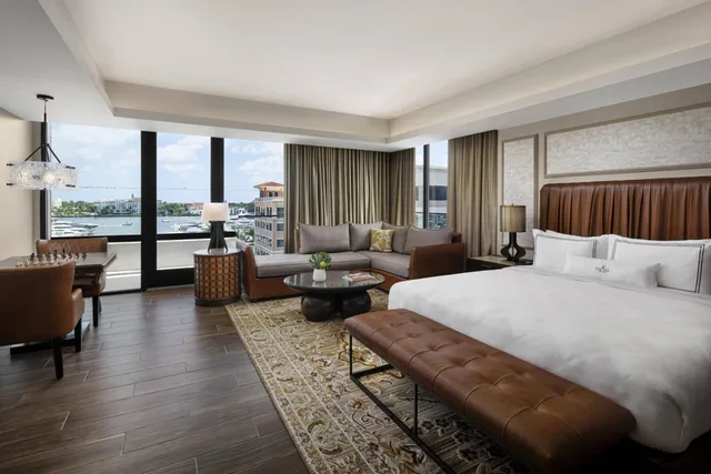 Specialty, Studio, King Bed, Water View, Bathtub, Large، The Ben, Autograph Collection 1/4