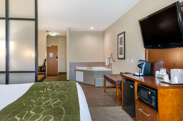 جناح بسرير كينج، Comfort Suites Helena Airport 2/2