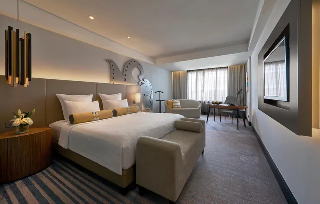 غرفة تنفيذية بسرير كينج مع دخول الصالة، Pullman Jakarta Indonesia Hotel 3/9