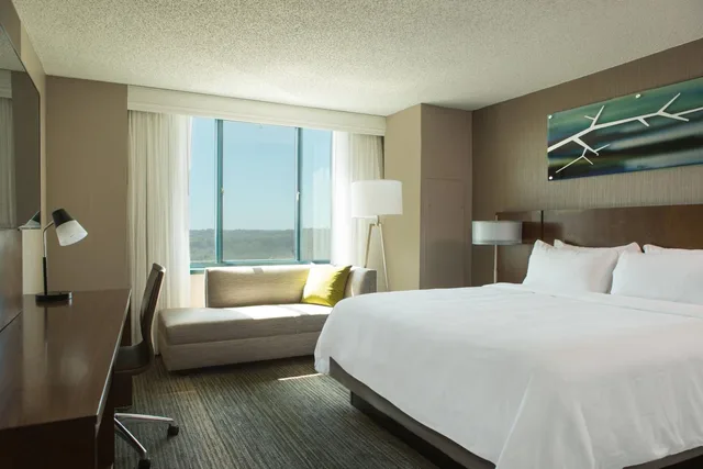 غرفة بسرير كينج بحوض استحمام لذوي الإعاقة، Falls Church Marriott Fairview Park 1/10