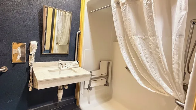 جناح بسرير كينج مع أريكة لذوي الإعاقة، Microtel Inn & Suites by Wyndham New Braunfels 8/8