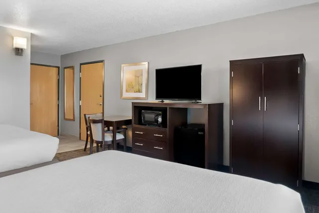 غرفة بسريرين كوين، Best Western Plus Flint Airport Inn & Suites 3/4