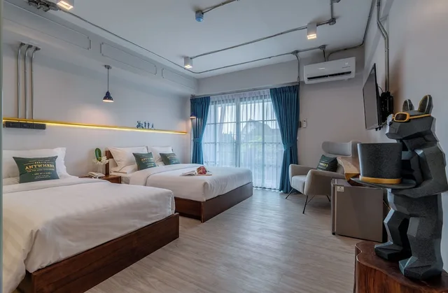 غرفة عائلية ثلاثية بسرير كوين وسرير فردي بإطلالة على المدينة بشرفة، Momo Hotel 2/6