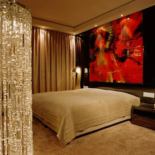 جناح جونيور، Savoy Hotel 1/4