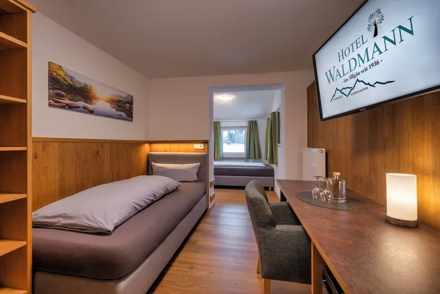 غرفة بسريرين منفصلين بإطلالة على الحديقة، Hotel Waldmann 1/2