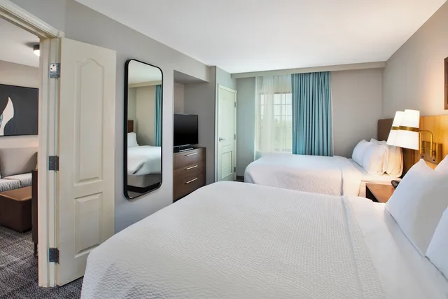 جناح بسريرين كوين بغرفة نوم واحدة بمطبخ، Staybridge Suites Bismarck 1/2