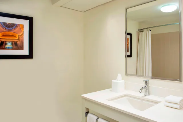 غرفة بسرير كينج، Four Points by Sheraton Bentonville 10/12