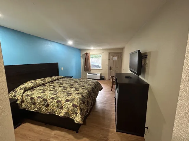 غرفة قياسية مفردة بسرير كينج للمدخنين، OYO Blue Star Inn 1/10