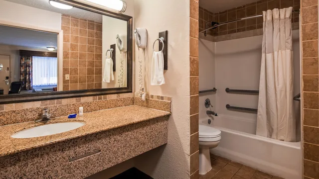 غرفة قياسية بسرير كينج، Best Western Braselton Inn 5/7