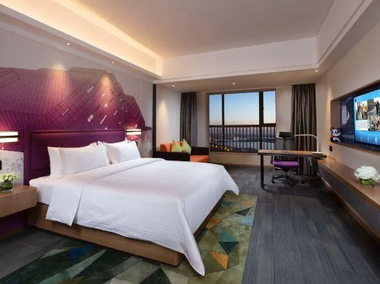 Deluxe, Queen Bed, Hampton by Hilton Donghai Shuijingcheng 1/2