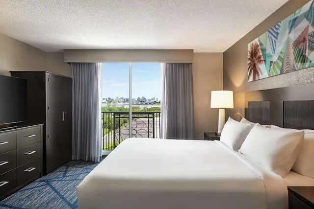 Pure, Wellness, Suite, King Bed, Accessible، Embassy Suites by Hilton Miami International Airport 2/7