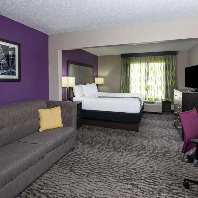 Executive, King Bed, Sofa, La Quinta Inn and Suites by Wyndham Kennesaw 4/8